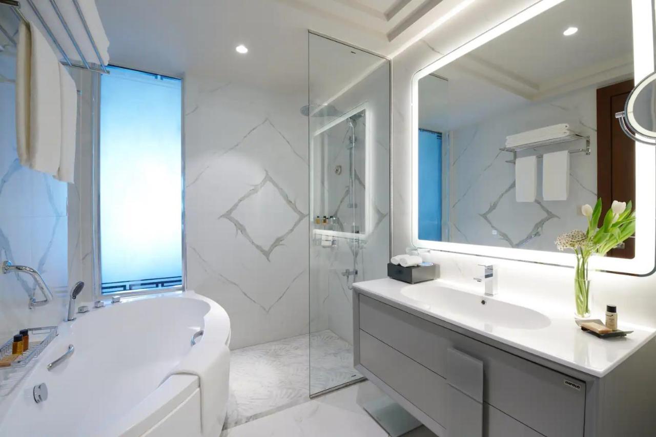 Wyndham Grand Doha West Bay Beach Екстер'єр фото Bathroom