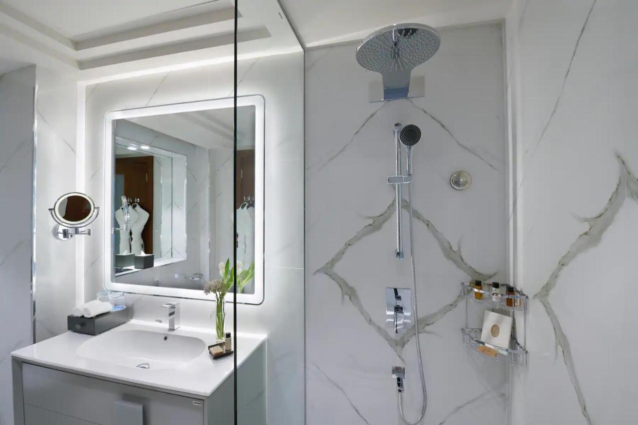 Wyndham Grand Doha West Bay Beach Екстер'єр фото Bathroom