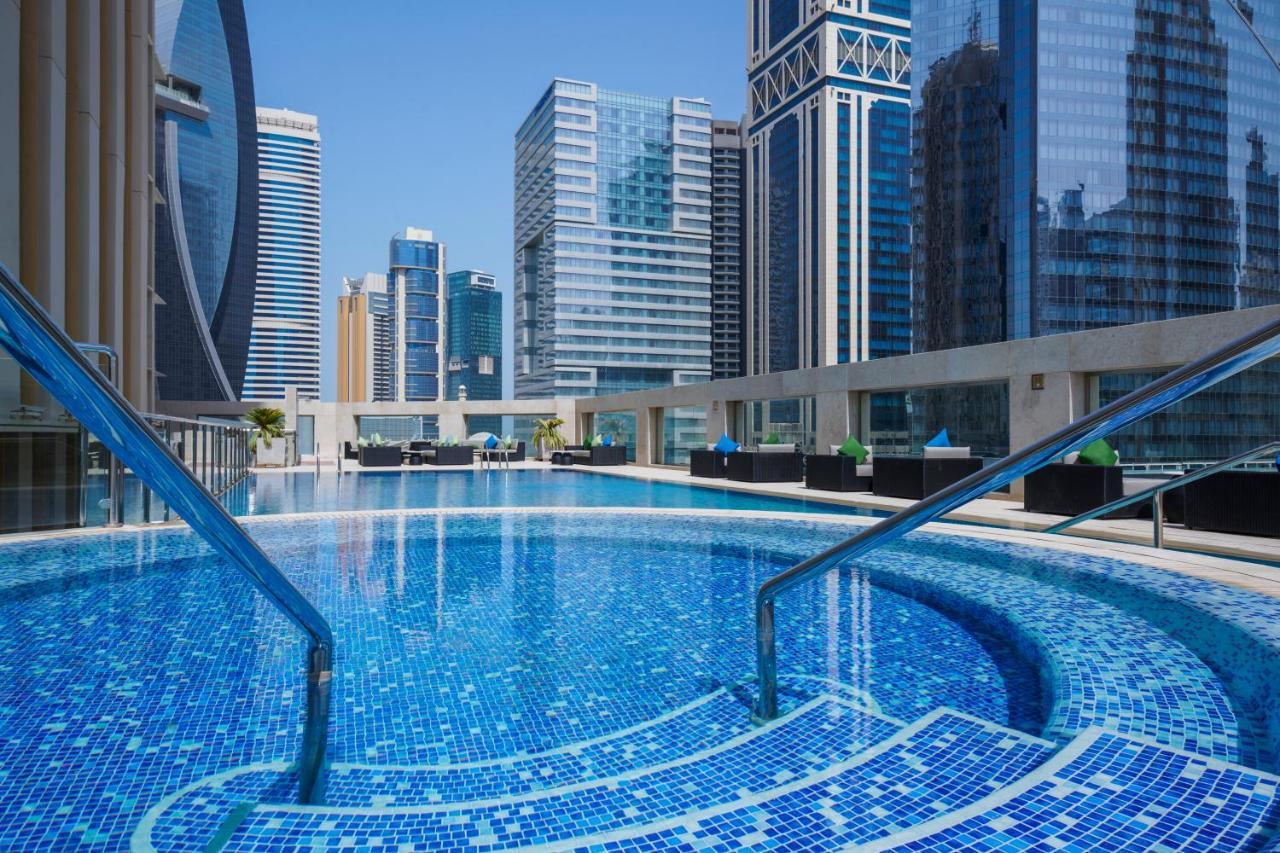 Wyndham Grand Doha West Bay Beach Екстер'єр фото The swimming pool at the hotel