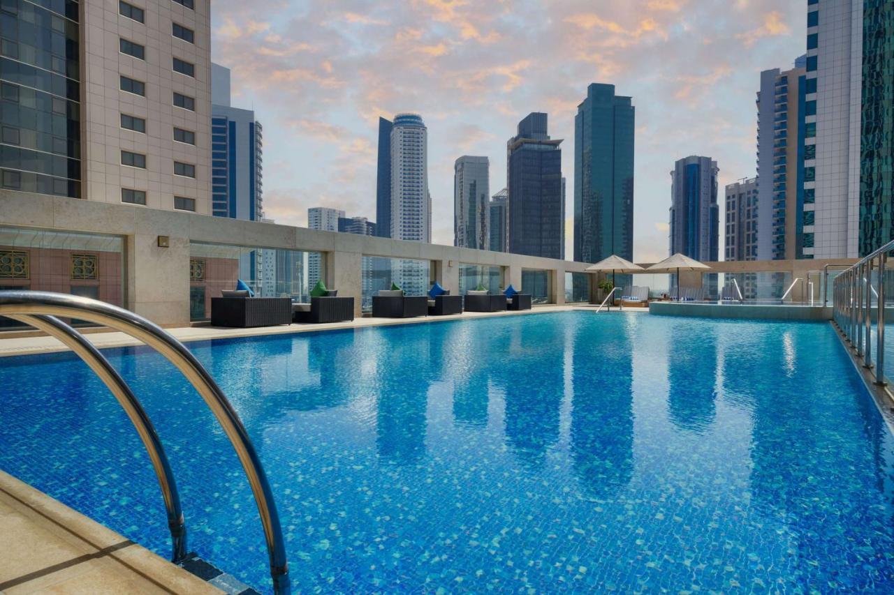 Wyndham Grand Doha West Bay Beach Екстер'єр фото The swimming pool at the hotel