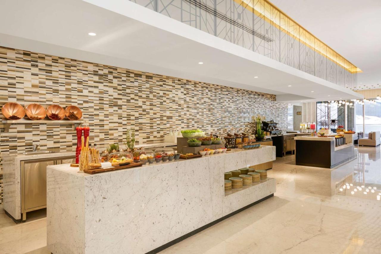 Wyndham Grand Doha West Bay Beach Екстер'єр фото The buffet at the lobby