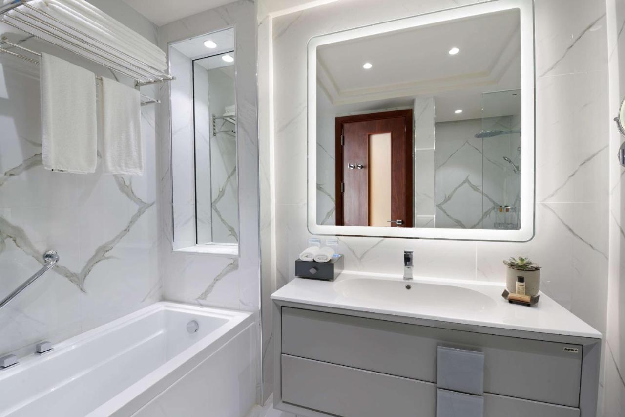 Wyndham Grand Doha West Bay Beach Екстер'єр фото Bathroom