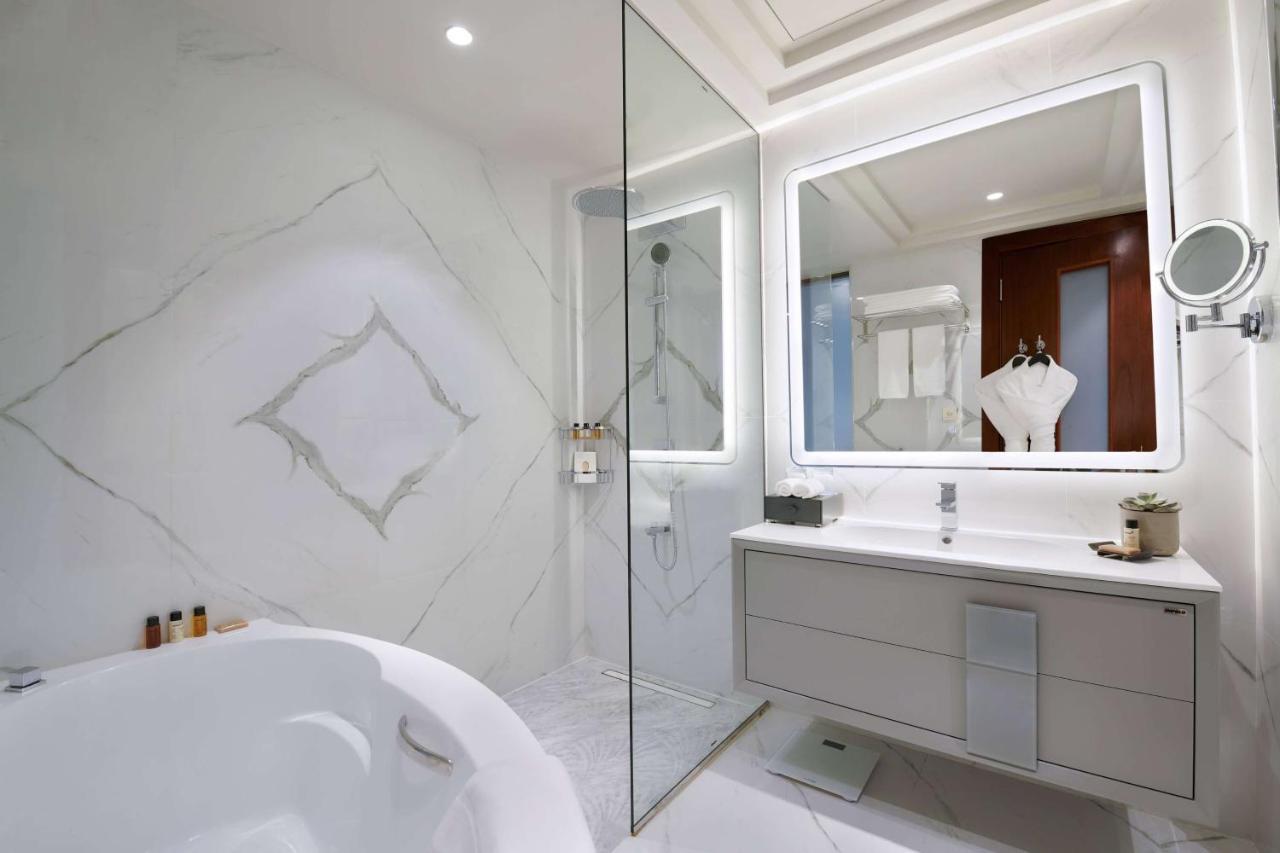 Wyndham Grand Doha West Bay Beach Екстер'єр фото Bathroom