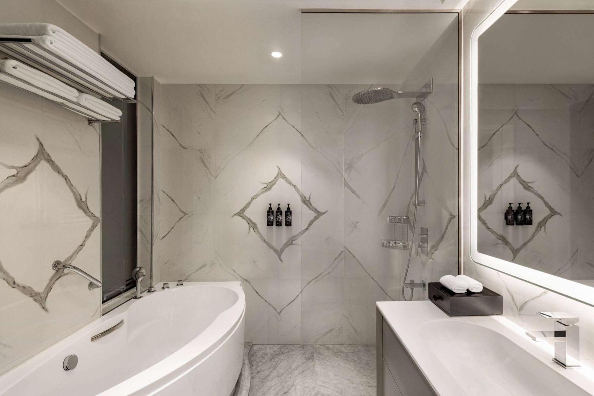 Wyndham Grand Doha West Bay Beach Екстер'єр фото Bathroom