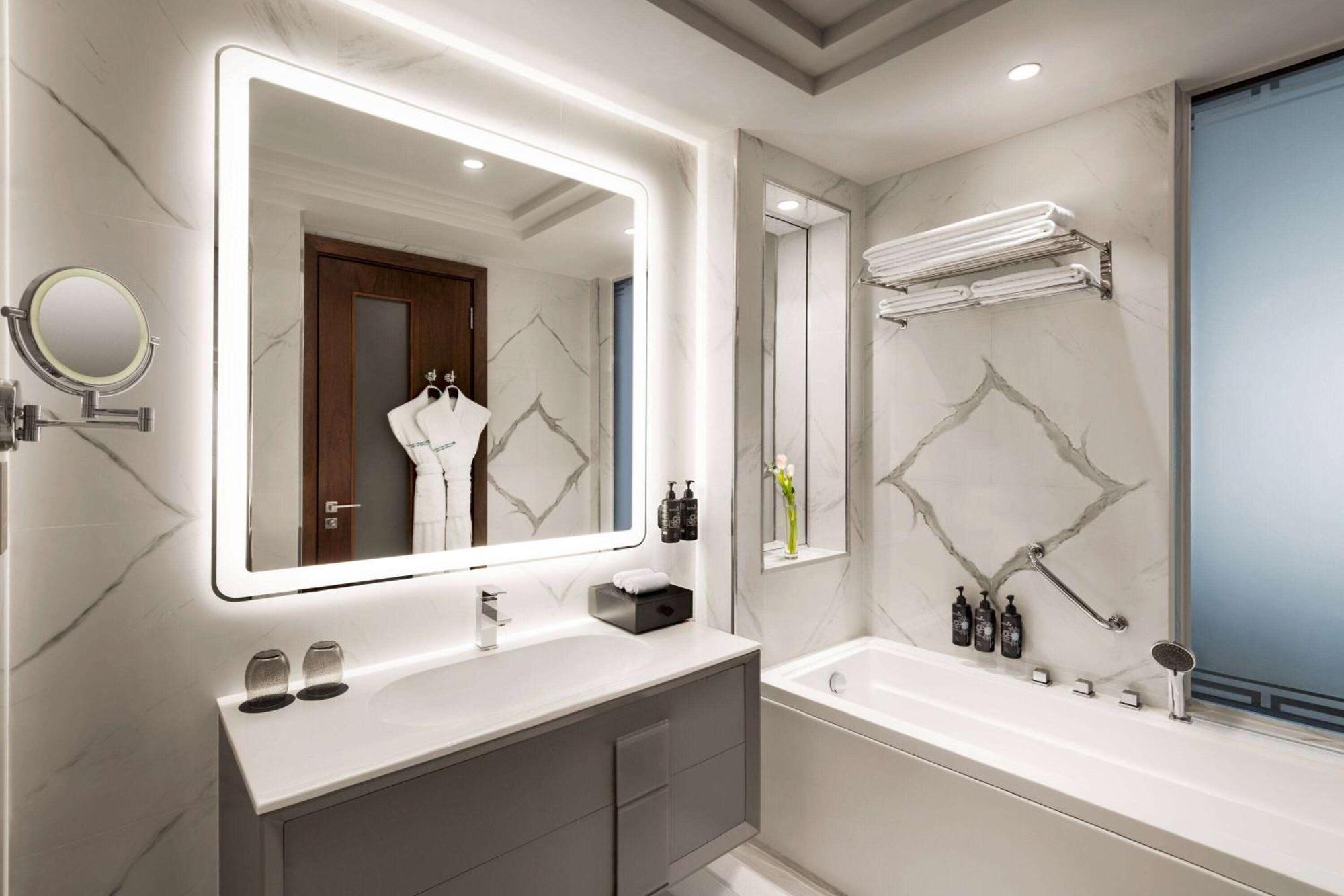 Wyndham Grand Doha West Bay Beach Екстер'єр фото Bathroom