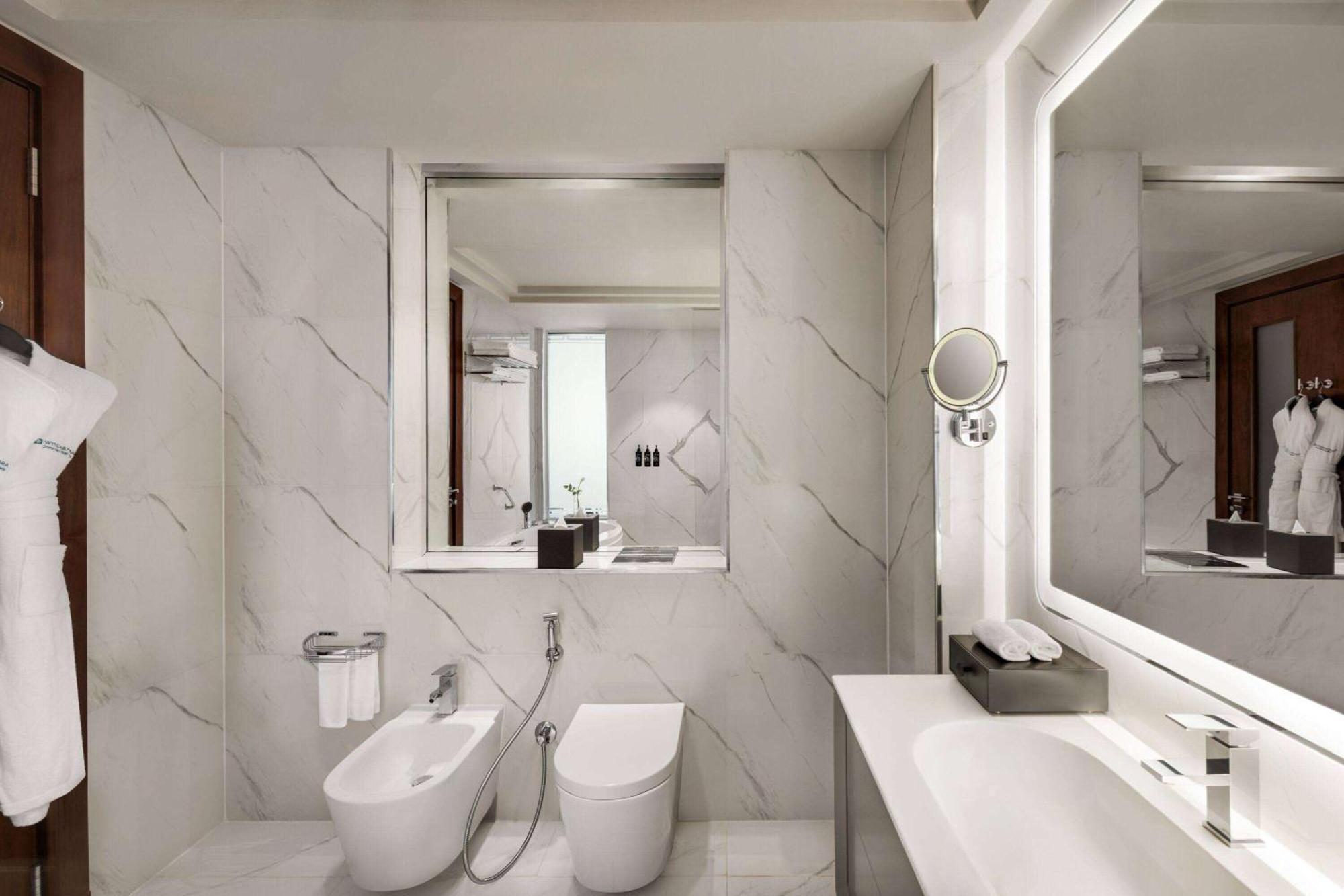 Wyndham Grand Doha West Bay Beach Екстер'єр фото Bathroom